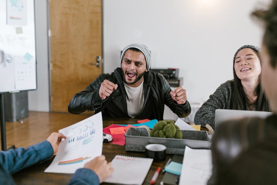 Portrait eines Berufseinsteigers am Schreibtisch